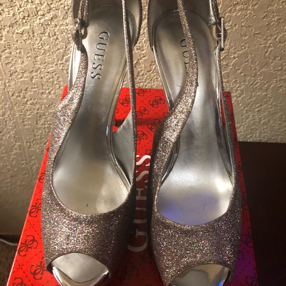 Guess Pumps - Picture 2 of 5